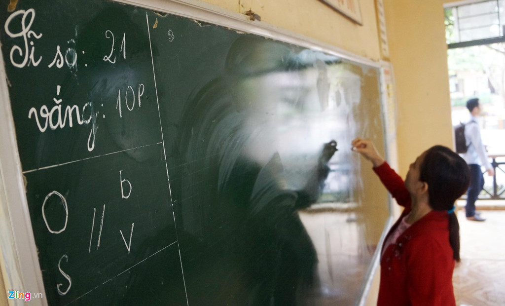 Cô Trần Thị Dung (giáo viên chủ nhiệm lớp 4A) cho biết sáng nay, lớp chỉ có 11/21 em đến học.