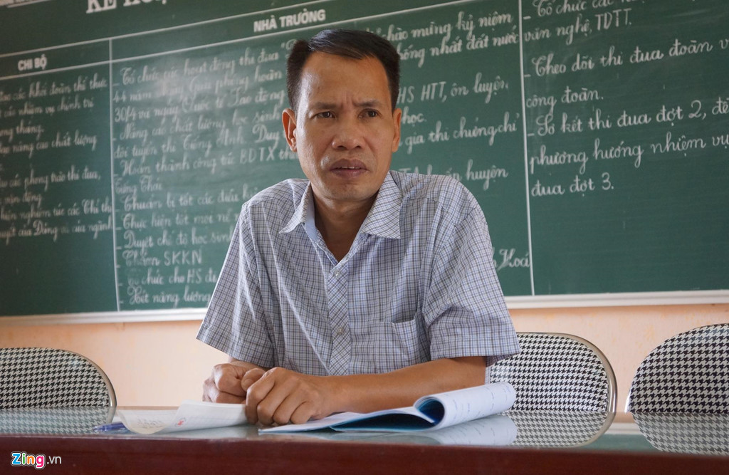 Trao đổi với Zing.vn, ông Lê Thiên Quang, Hiệu trưởng Tiểu học Đồng Lương, cho biết khu chính của trường có 232 học sinh với 5 khối lớp nhưng sáng nay sĩ số thống kê đầu giờ chỉ có 89 em đi học. Lớp vắng nhiều nhất là 2B, chỉ có 5/24 học sinh. "Có thể phụ huynh còn lo sợ, chưa ổn định tâm lý nên cho con ở nhà. Do chuẩn bị vào kỳ thi cuối năm, nhà trường đang nỗ lực động viên thầy trò ổn định tâm lý nhằm sớm lấy lại nề nếp cũ", ông Quang nói.