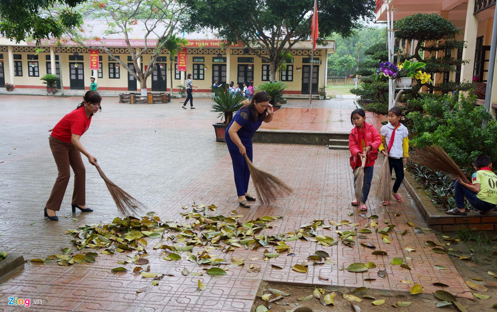 Trước giờ học, các cô giáo hướng dẫn học sinh dọn dẹp lại vệ sinh trong khuôn viên trường.