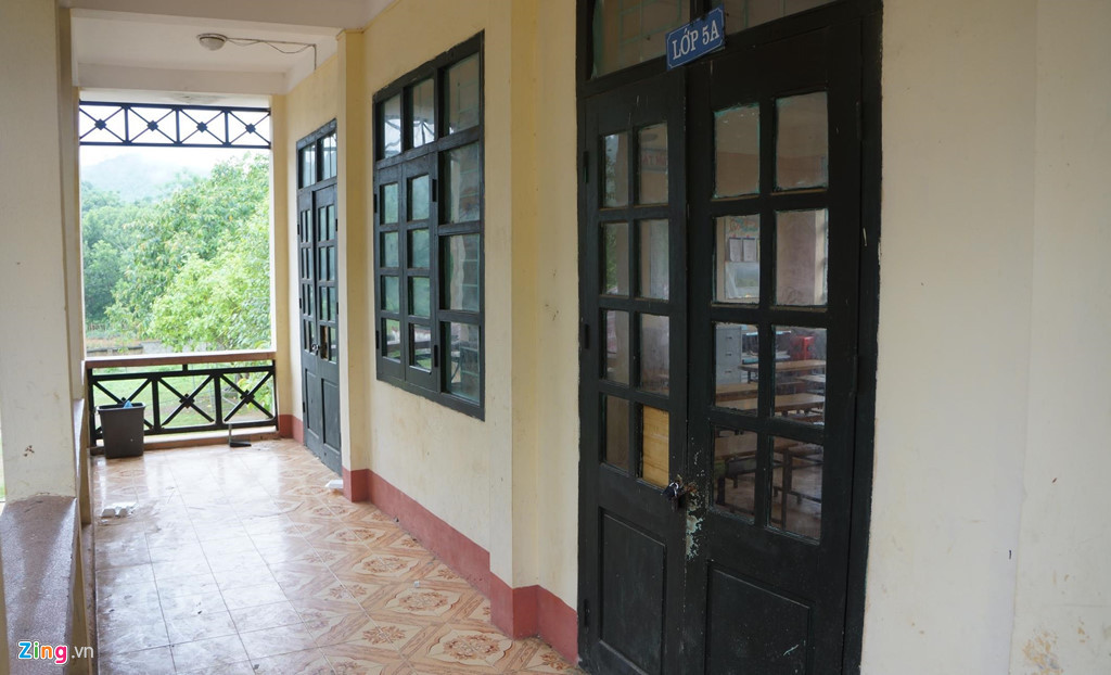 Lớp 5A - nơi kẻ lạ mặt dùng dao tước đoạt mạng sống của em Lê Hữu Phước - hiện khóa cửa. Ông Lê Thiên Quang, Hiệu trưởng nhà trường, cho biết sau vụ việc, lớp 5A sẽ đóng cửa một thời gian vì lo ngại ảnh hưởng đến tâm lý của giáo viên và học sinh.