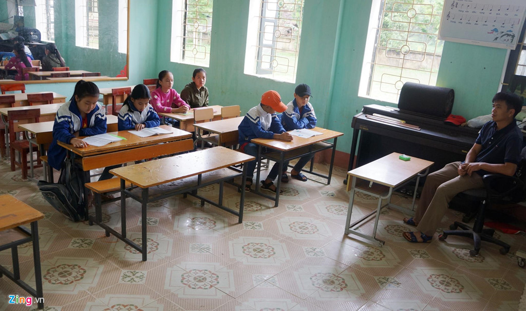 Thay vào đó, học sinh lớp 5A sẽ tạm thời chuyển xuống phòng học âm nhạc. Sáng nay, lớp 5A chỉ có 6/17 em đi học.