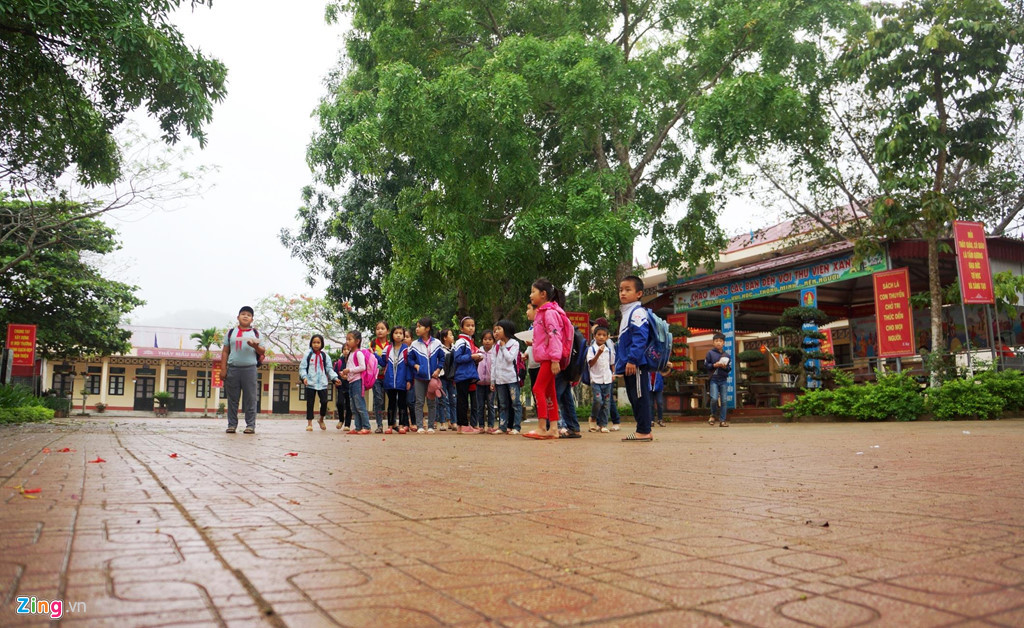 Trong tiết trời mây mù, mưa phùn phảng phất, không khí ngôi trường tiểu học miền núi này trầm lắng hơn thường lệ. Nhiều em còn tỏ ra sợ hãi sau sự việc hôm qua.
