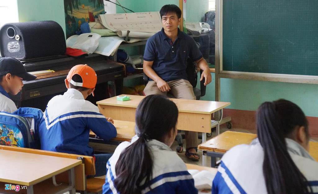 Do cô giáo chủ nhiệm Trần Thị Thanh đang điều trị ở bệnh viện, thầy giáo bộ môn âm nhạc Lò Văn Thắng được phân công đứng lớp thay. "Hôm nay, lớp chúng ta vắng khá nhiều bạn. Có thể vì một số bạn bị ảnh hưởng tâm lý hoặc lý do cá nhân nên nghỉ một hôm. Riêng bạn Phước đã ra đi mãi mãi. Đó là sự mất mát lớn. Nhưng chúng ta phải biến đau thương thành hành động. Các em là tương lai của đất nước nên phải cố gắng học thật giỏi. Có như thế thì Phước mới yên lòng", thầy Thắng dặn dò học sinh trước buổi học.