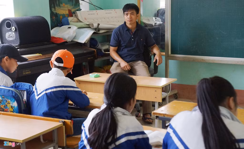 Do cô giáo chủ nhiệm Trần Thị Thanh đang điều trị ở bệnh viện, thầy giáo bộ môn âm nhạc Lò Văn Thắng được phân công đứng lớp thay. "Hôm nay, lớp chúng ta vắng khá nhiều bạn. Có thể vì một số bạn bị ảnh hưởng tâm lý hoặc lý do cá nhân nên nghỉ một hôm. Riêng bạn Phước đã ra đi mãi mãi. Đó là sự mất mát lớn. Nhưng chúng ta phải biến đau thương thành hành động. Các em là tương lai của đất nước nên phải cố gắng học thật giỏi. Có như thế thì Phước mới yên lòng", thầy Thắng dặn dò học sinh trước buổi học.