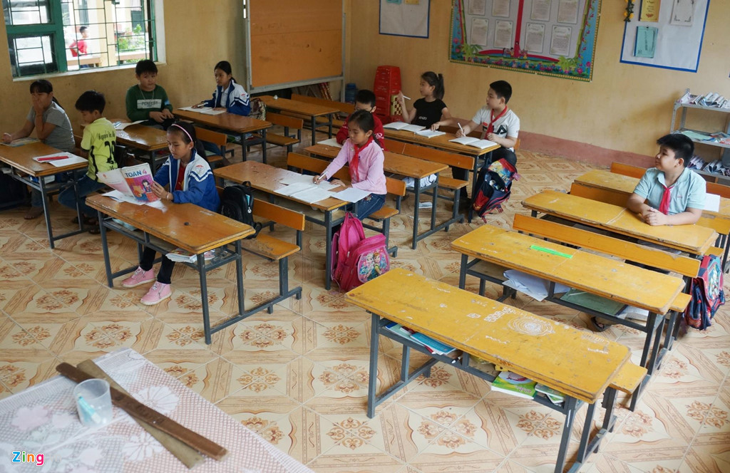 Giờ học diễn ra nhưng các em không đến đông đủ như thường lệ. Nhiều lớp, học sinh đến không được một nửa sĩ số, cả dãy bàn ghế để trống. 