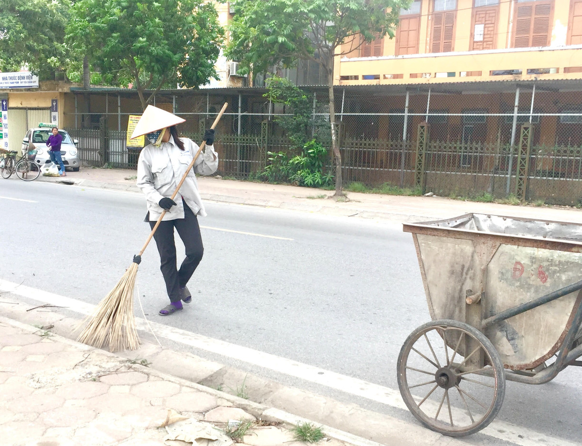 Mỗi người mỗi việc dù vất vả với cái nắng khắc nghiệt nhưng đều chung mục đích làm đẹp cho đời. 