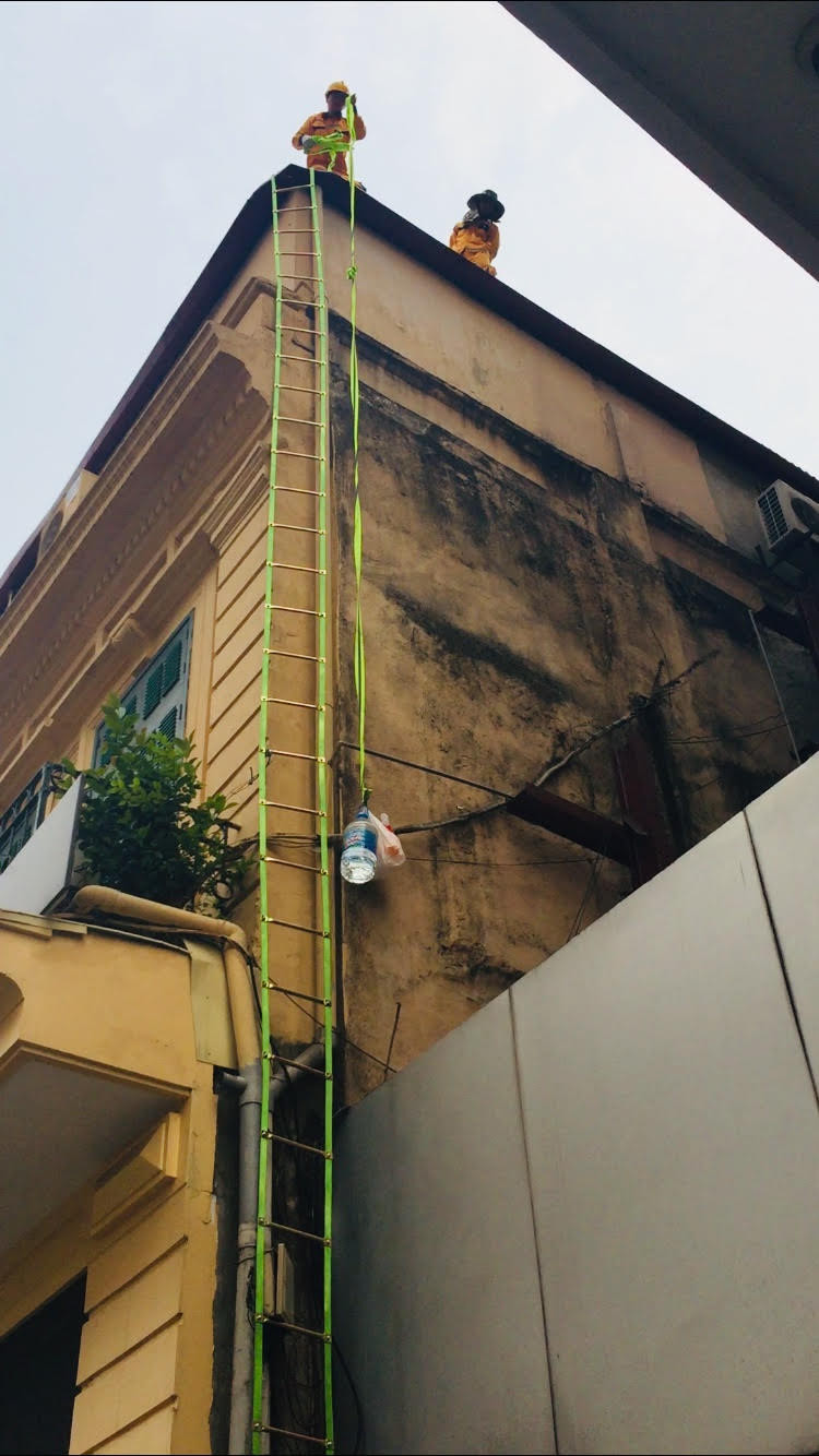 Để giảm nhiệt cái nắng, bình nước cùng chút hoa quả được các anh leo dây lên.