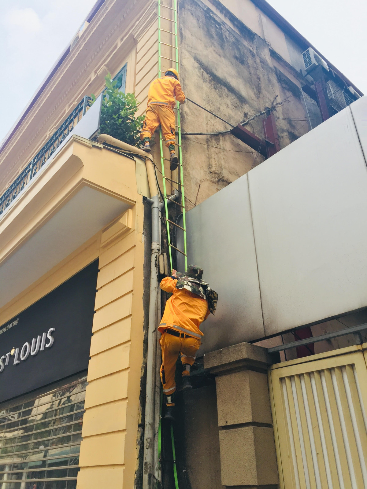 14h chiều cái nắng cũng chẳng đỡ hơn là bao thì cũng là lúc công việc của các anh thợ điện bắt đầu. Nhanh như thoắt hai anh leo thang dây lên lóc của tòa nhà 2 tầng cao lêu nghêu ở khu phố cổ Hà Nội.