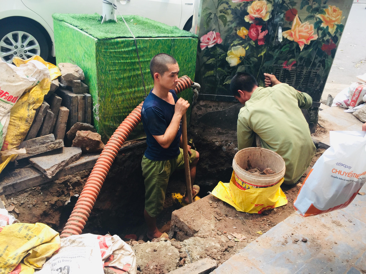 11h trưa khi cái nắng đã lên đỉnh đầu nhưng công việc sửa đường ống nước trên phố Tràng Tiền – Hà Nội vẫn chưa thể kết thúc.