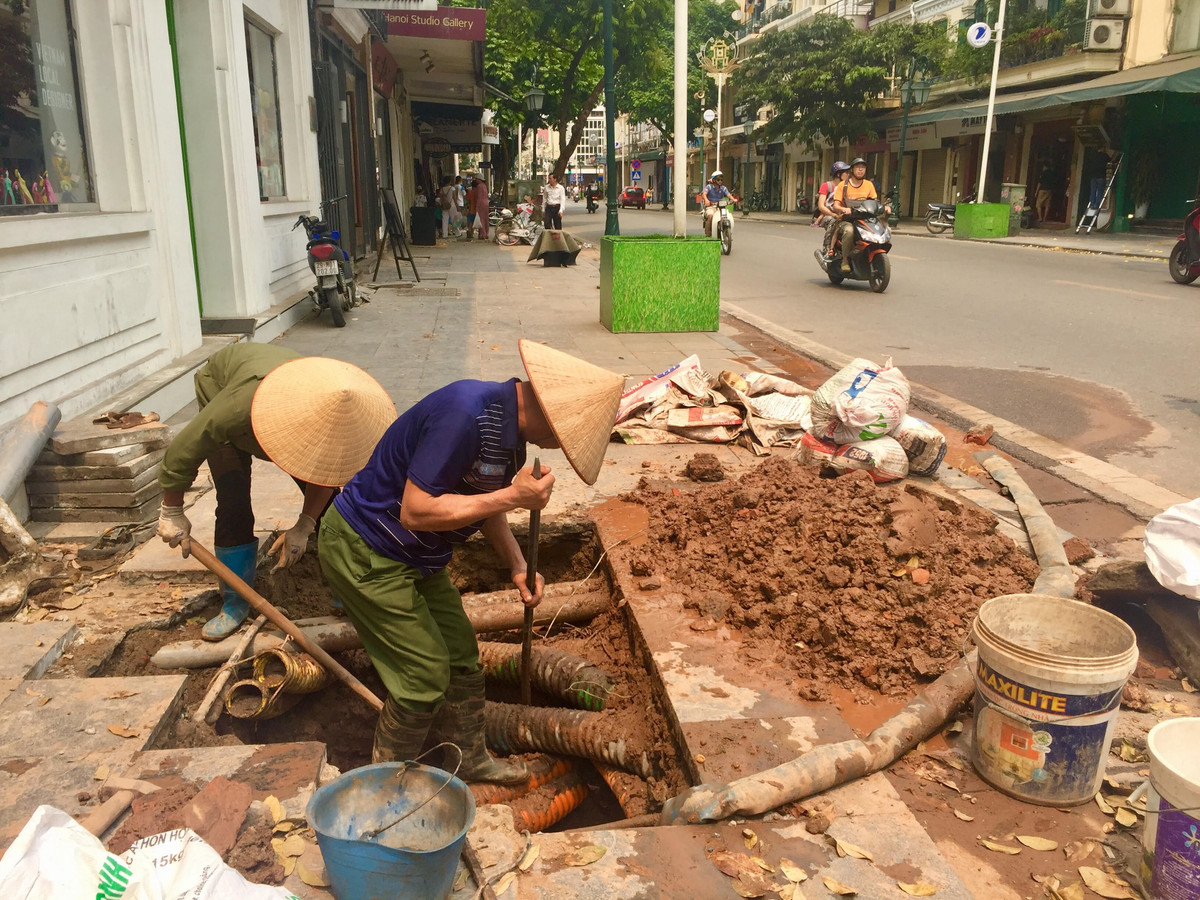 Mồ hôi nhễ nhại nên chiếc áo để che nắng, giờ cũng ướt đẫm mồ hôi.