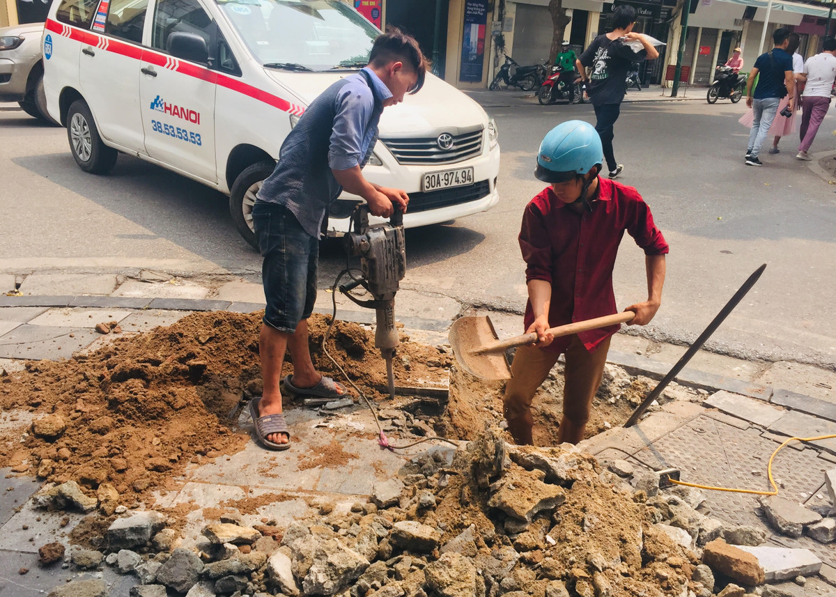 Liên tục là tiếng khoan, đào hì hục giữa cái nắng bỏng thịt, bỏng da.