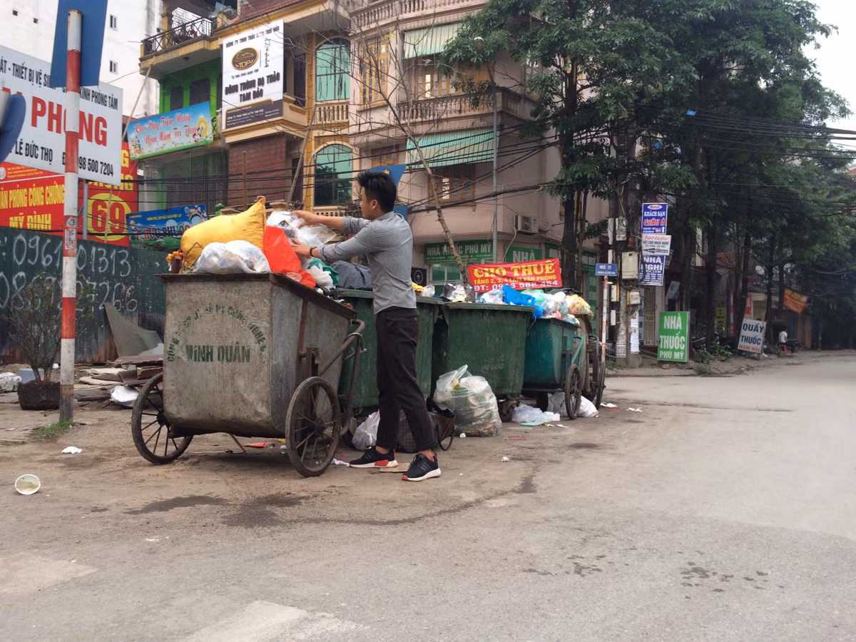 Rac thai bi vut bua bai khien duong pho Ha Noi nhin nhu lang que-Hinh-10