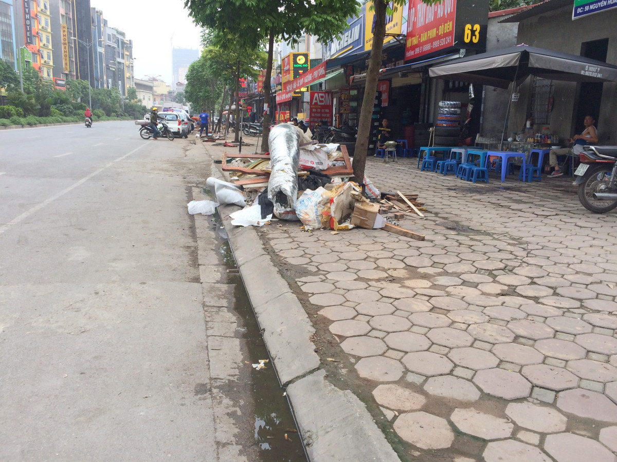 Rác thải bị vứt bừa bãi khiến đường phố Hà Nội nhìn như làng quê - Hình 3 Rac thai bi vut bua bai khien duong pho Ha Noi nhin nhu lang que-Hinh-3