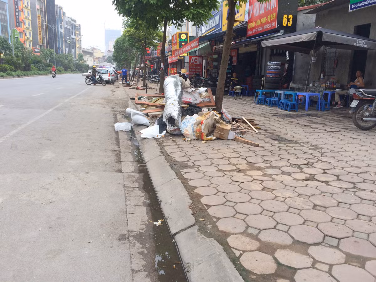 Rac thai bi vut bua bai khien duong pho Ha Noi nhin nhu lang que-Hinh-3