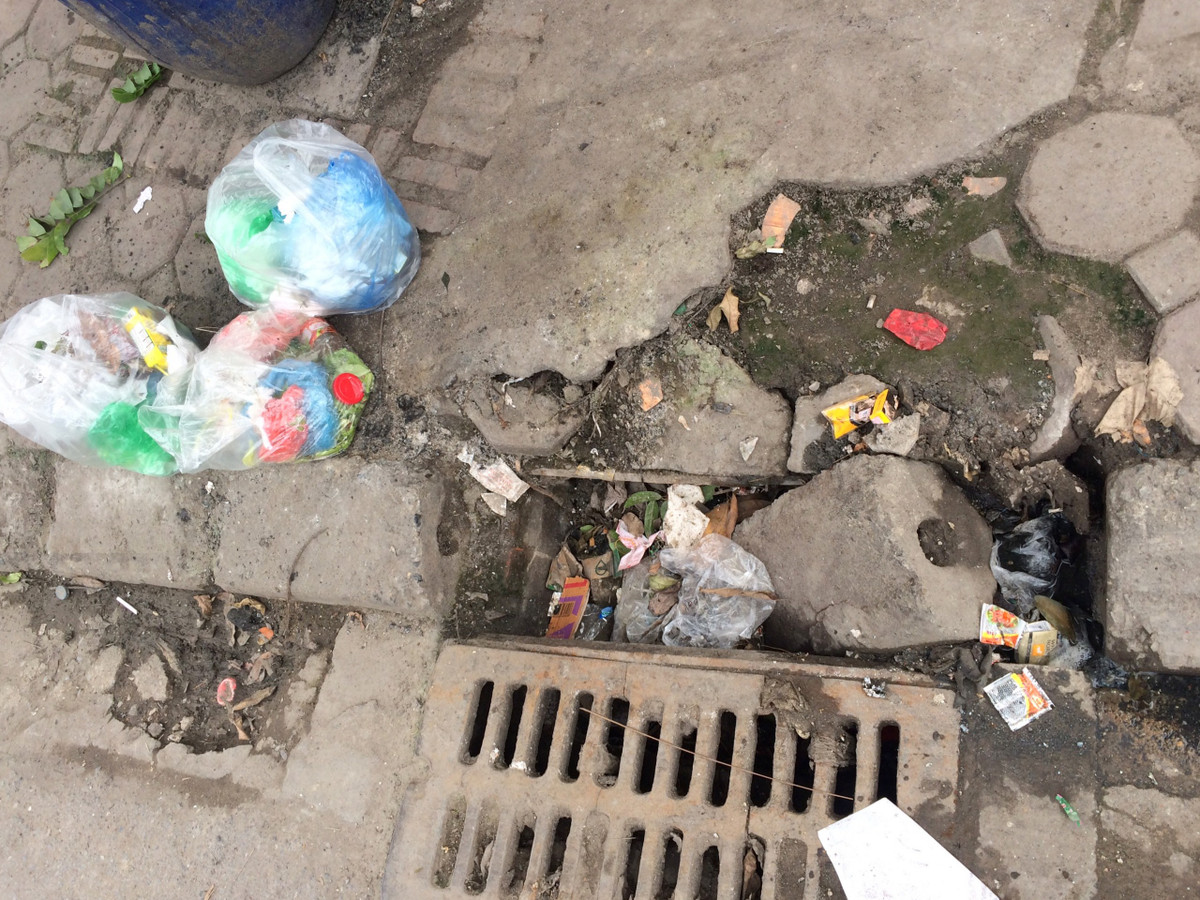 Rác thải bị vứt bừa bãi khiến đường phố Hà Nội nhìn như làng quê - Hình 4 Rac thai bi vut bua bai khien duong pho Ha Noi nhin nhu lang que-Hinh-4