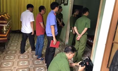 Thi the nguoi dan ong chet nam up, tren co bi quan day cao su