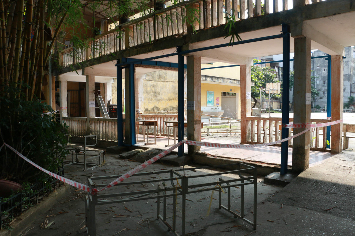 Một khu vực được rào nguy hiểm làm nhiều người sẽ lầm tưởng với công trường xây dựng hơn là trường học.