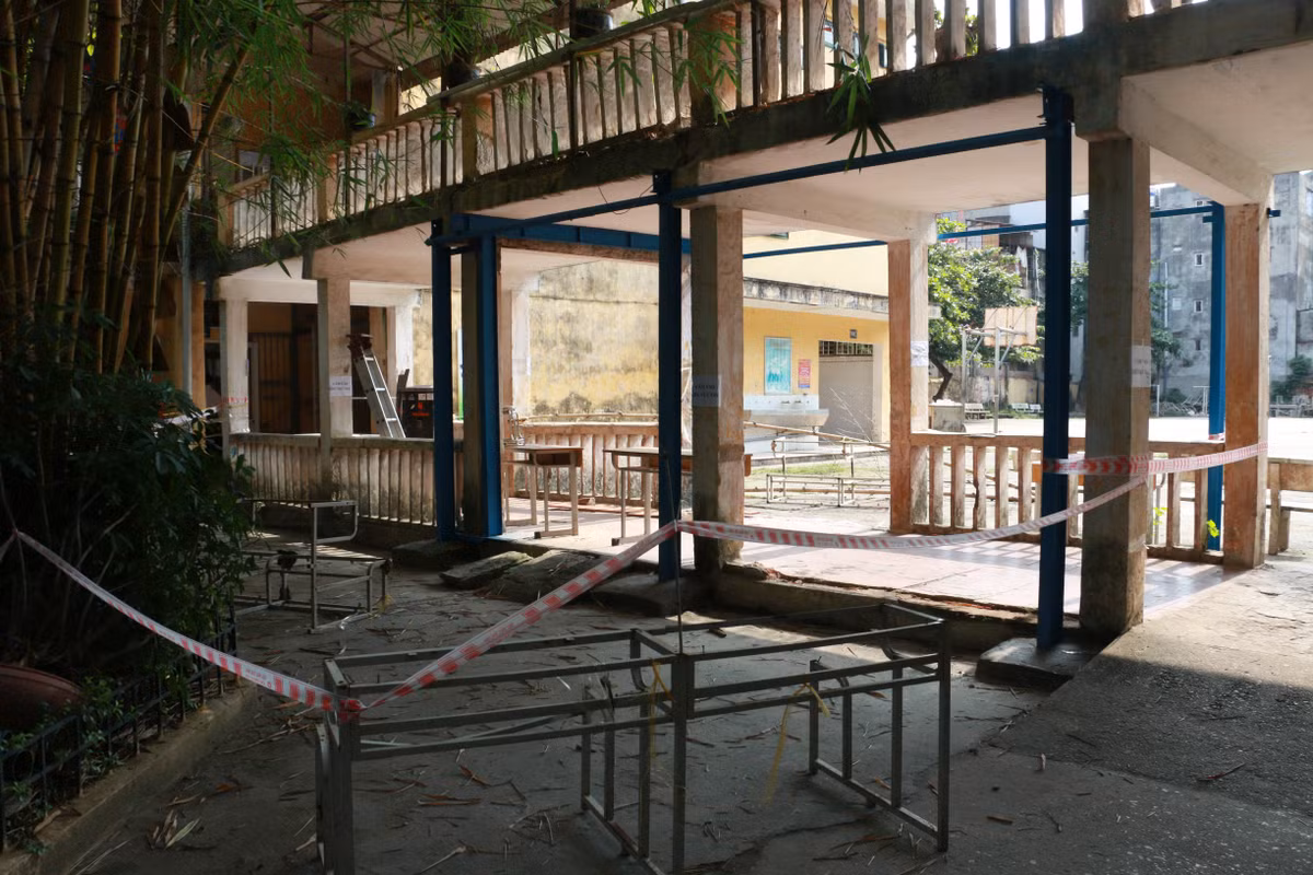 Một khu vực được rào nguy hiểm làm nhiều người sẽ lầm tưởng với công trường xây dựng hơn là trường học.