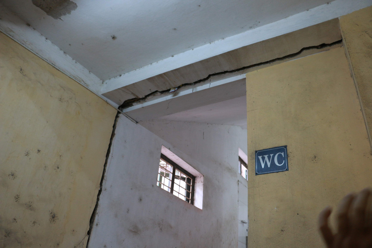 Vết nứt từ trần xuống tường.