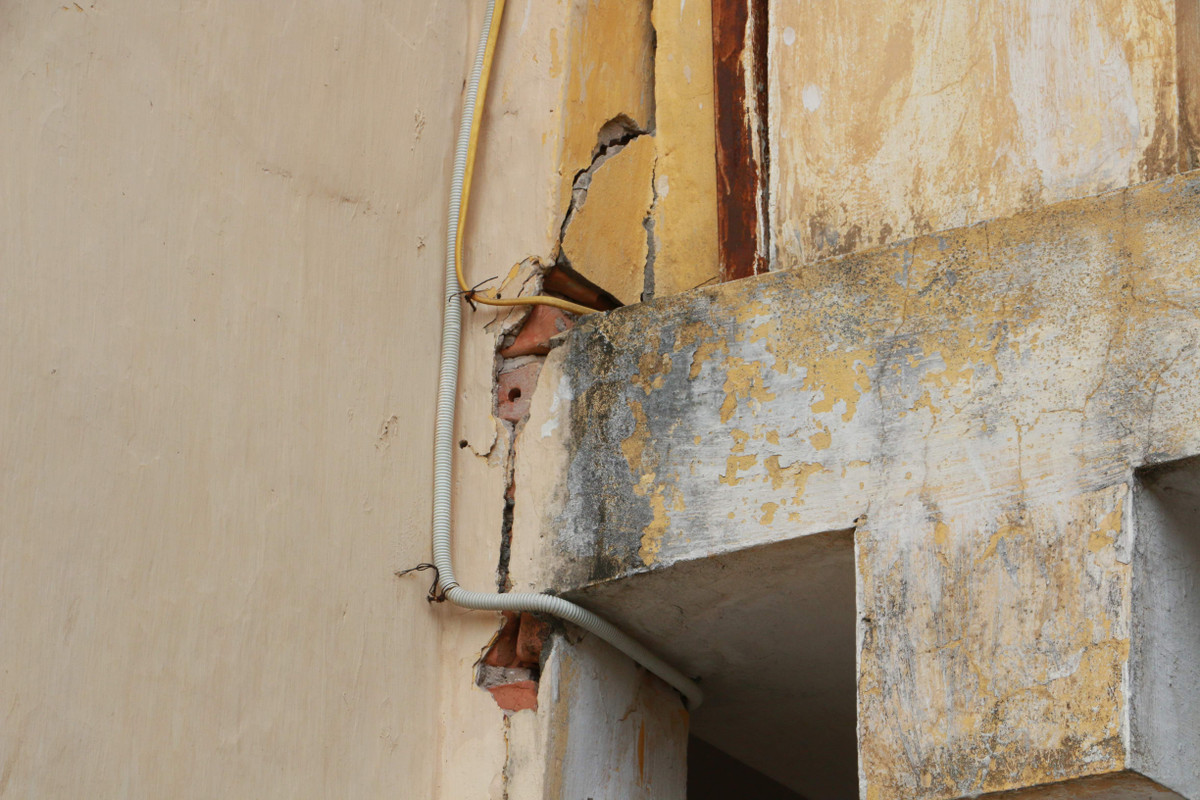 Một giáo viên đang công tác tại trường cho biết, hiện tượng xuống cấp đã xảy ra gần 1 năm nay. Bên cạnh đó, trường nằm trong vùng trũng của quận nên gặp mưa lớn sẽ bị ngập nặng, là nguyên nhân gây ra ẩm mốc.