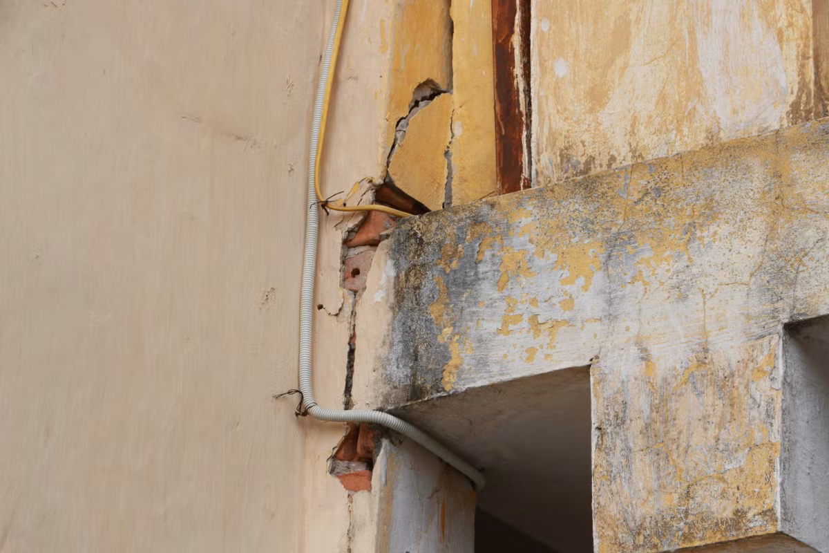 Một giáo viên đang công tác tại trường cho biết, hiện tượng xuống cấp đã xảy ra gần 1 năm nay. Bên cạnh đó, trường nằm trong vùng trũng của quận nên gặp mưa lớn sẽ bị ngập nặng, là nguyên nhân gây ra ẩm mốc.