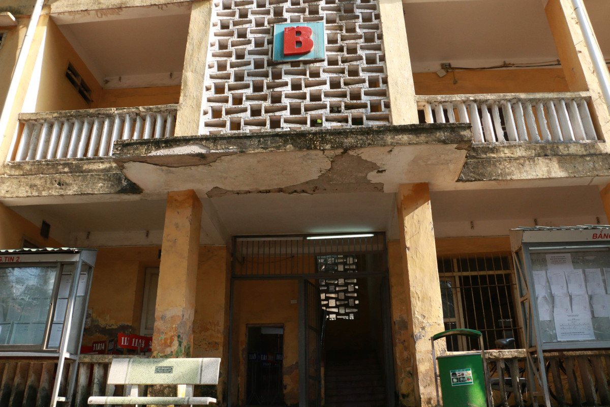 Ngôi trường có tuổi thọ gần 50 năm tạo cảm giác như đang bị bỏ hoang dù vẫn ngày ngày hoạt động.