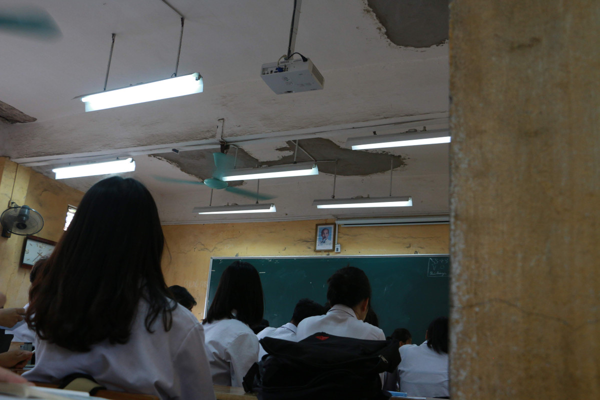 Em Ngô Minh Phương (học sinh lớp 11A2) cho biết: "Phải học trong một ngôi trường có cơ sở vật chất khá xuống cấp thế này, em cảm thấy rất sợ các mảng vữa rơi xuống. Nhiều lúc các cô nhắc chúng em nên tránh ngồi dưới chỗ có mảng vữa".