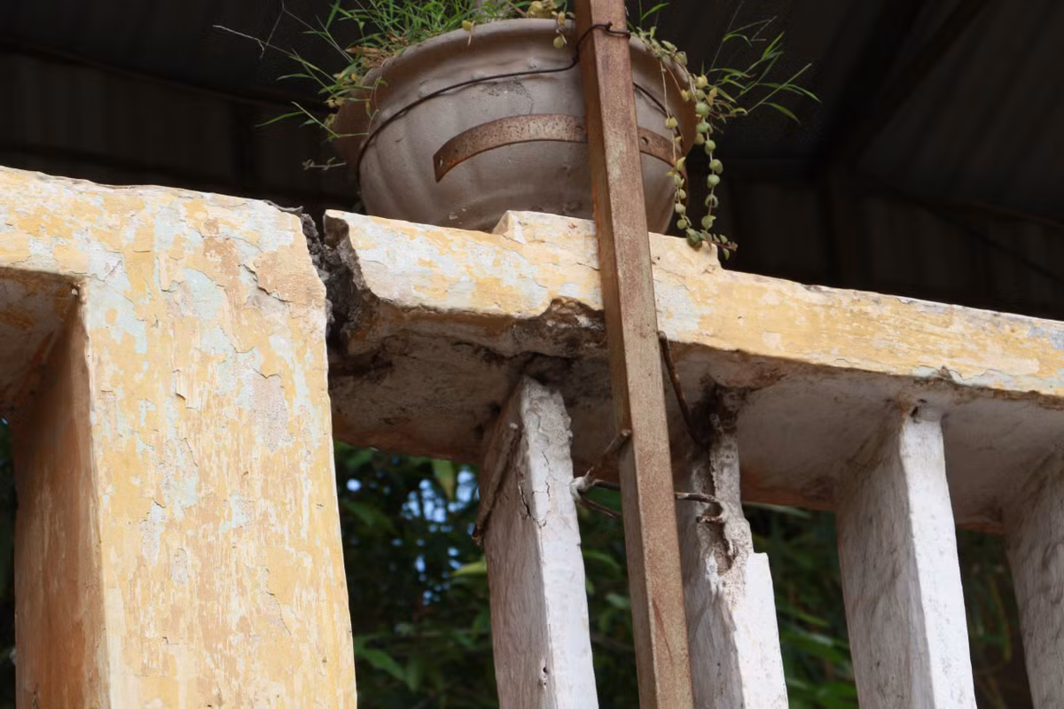 Một góc ban công được gia cố lại để đảm bảo an toàn cho học sinh và thầy cô trong trường.