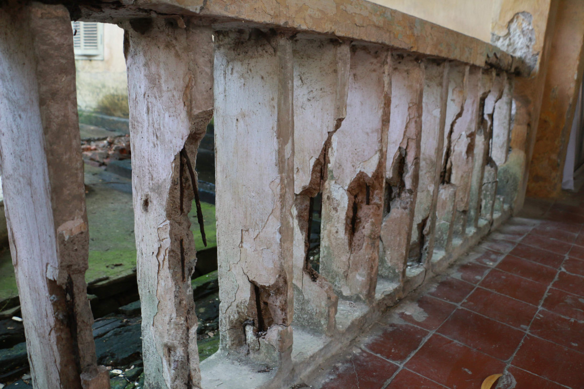 Những thanh ban công nham nhở, hở lõi thép bên trong.