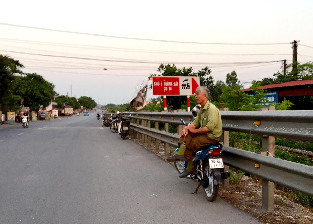 Ngoài việc tiểu thương chiếm dụng vỉa hè, lòng đường... cánh xe ôm cũng thách thức "tử thần" khi ngồi bắt khách ngay lòng đường. Nhiều xe ôm lý giải, do đường song song đường sắt nên không có vỉa hè, lề đường nên buộc lòng xe ôm phải chờ khách ở đây dù biết nguy hiểm. 