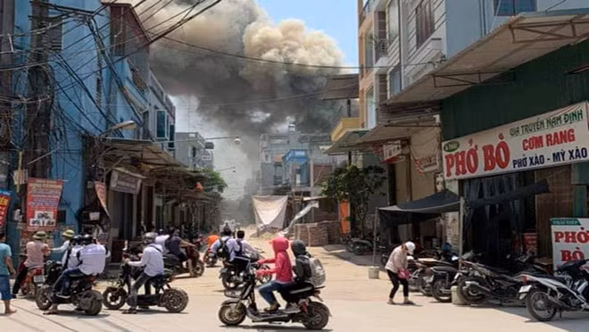 Ha Noi: Chay lon tai xuong go noi tieng o Thach That