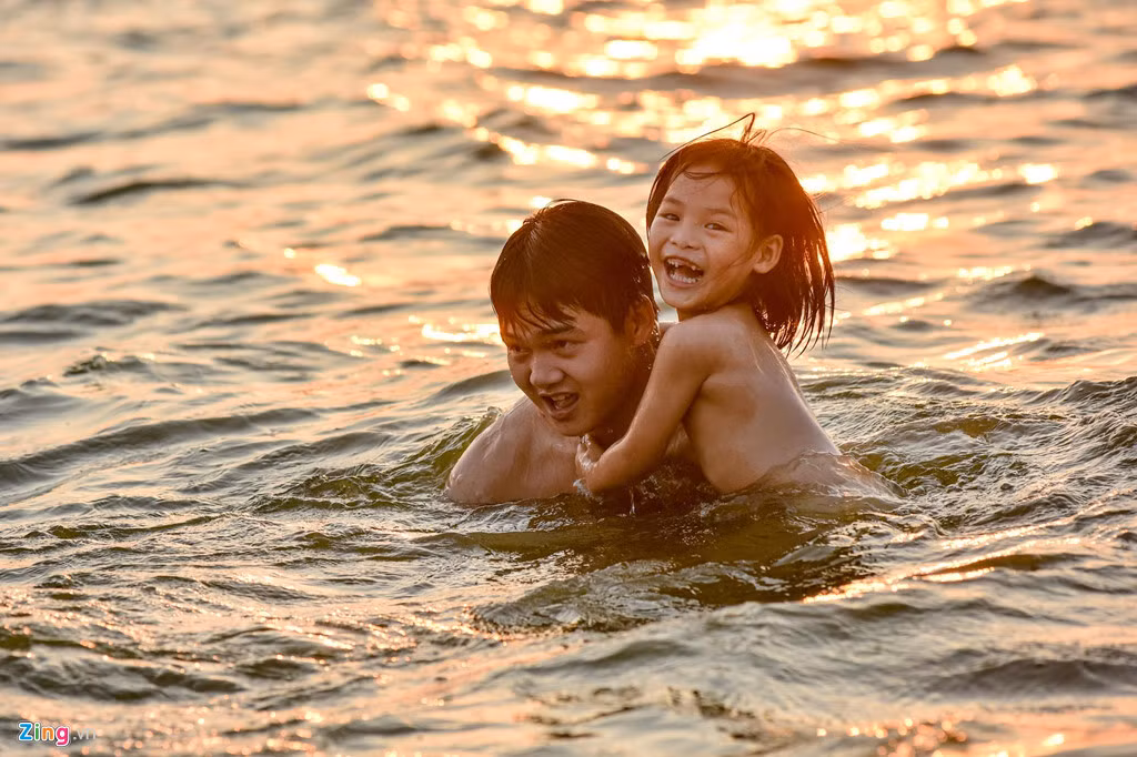 Cơ quan khí tượng cho biết đỉnh điểm nắng nóng đợt này rơi vào ngày 18-19/5, nhiệt độ cao nhất 41 độ C, sau đó miền Bắc có mưa và mát mẻ trở lại.