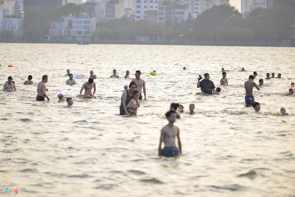 Anh Trung (Thụy Khuê - Hà Nội) chia sẻ: "Mùa hè thì hầu như ngày nào tôi cũng ra đây tắm, hồ Tây rộng lớn, vẫn rất sạch so với nhiều nơi khác của Hà Nội". Ảnh: Hoàng Đông.