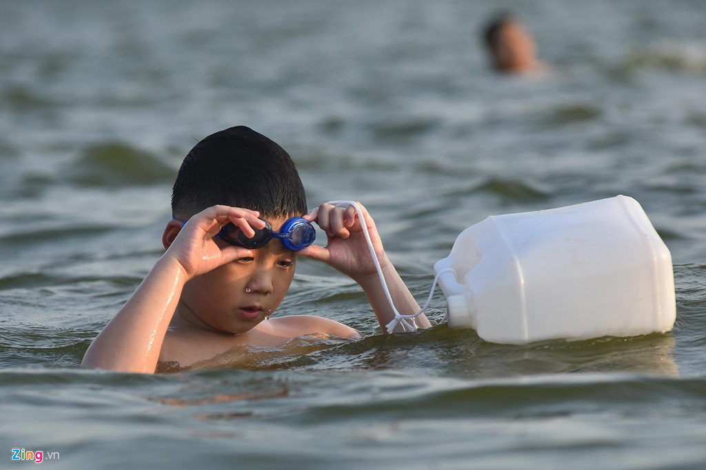 Nhiều trẻ em mang miếng xốp, chai nhựa hay săm xe để làm phao.