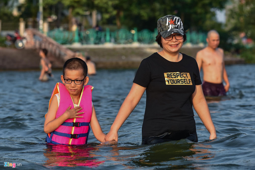 Ở đây có đủ mọi lứa tuổi, từ trẻ nhỏ đến người già.