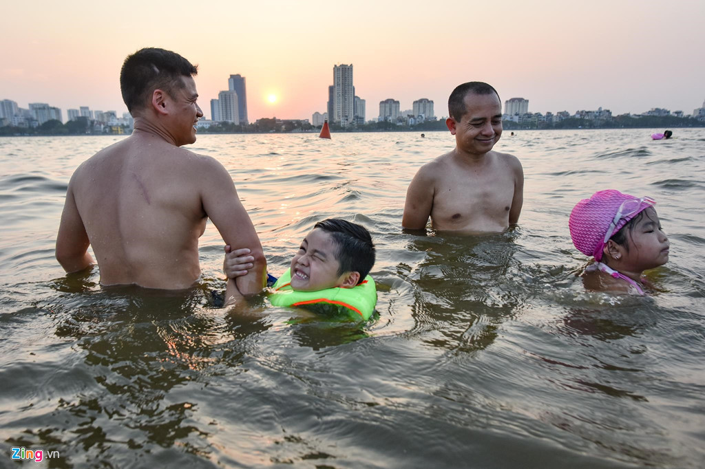 Bé Đạt (trái) bằng tuổi bé Quỳnh Anh, lần đầu được bố đưa ra đây tắm, Đạt rất sợ nước mặc dù đã mặc áo phao.