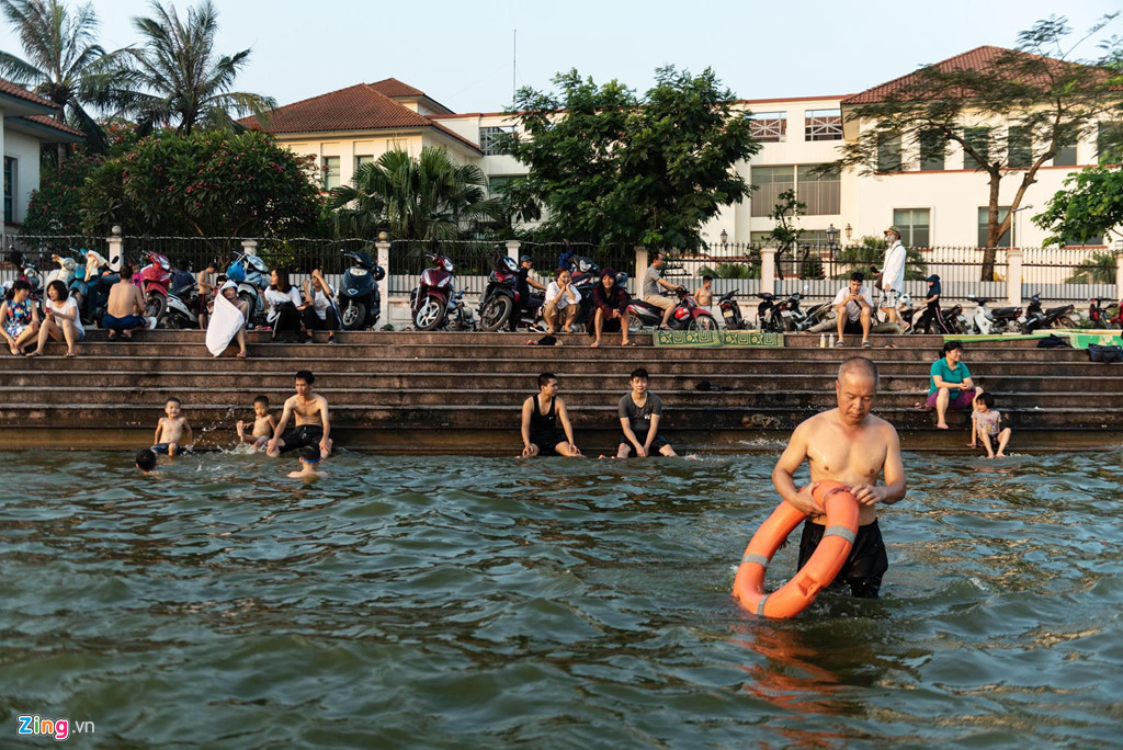 Do số lượng bể bơi có hạn, giá vé cao, những đoạn nước nông ở hồ Tây bỗng trở thành nơi lý tưởng cho người dân bơi lội.