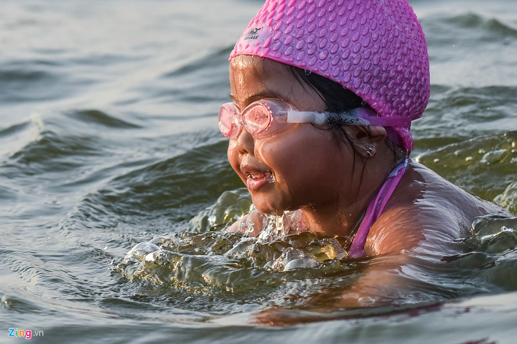 Bé Quỳnh Anh (6 tuổi) được bố dẫn ra bơi hàng tuần.