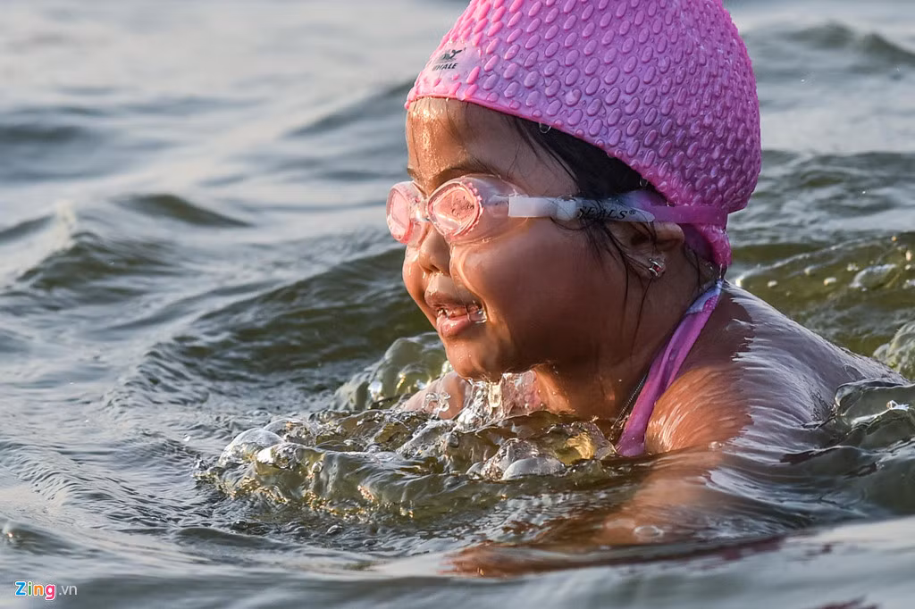 Bé Quỳnh Anh (6 tuổi) được bố dẫn ra bơi hàng tuần.