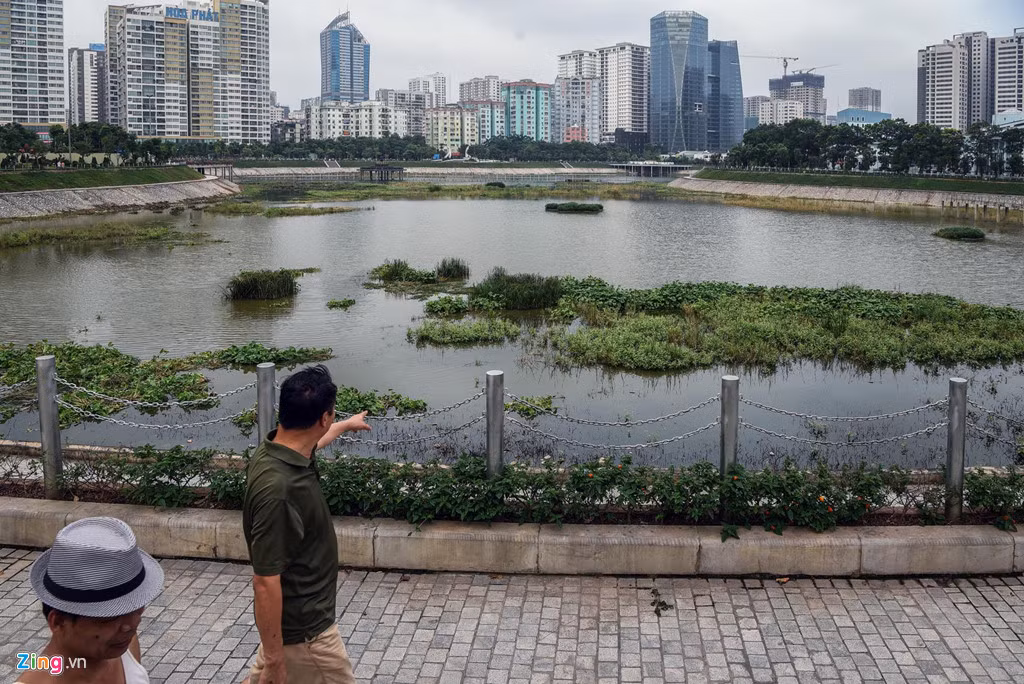 Theo người dân, các cửa cống xả đặt tại góc hồ đều bốc mùi hôi thối.