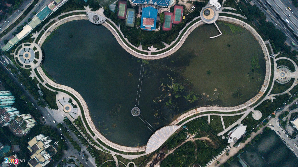 Từ trên cao có thể thấy nước trong hồ bị ô nhiễm, đổi màu đen kịt.