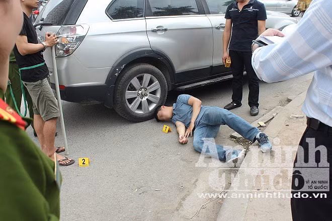 Chui nhau chuyen do xe, nguoi dan ong di o to bi danh chet-Hinh-12