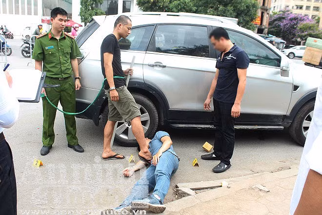 Chui nhau chuyen do xe, nguoi dan ong di o to bi danh chet-Hinh-11