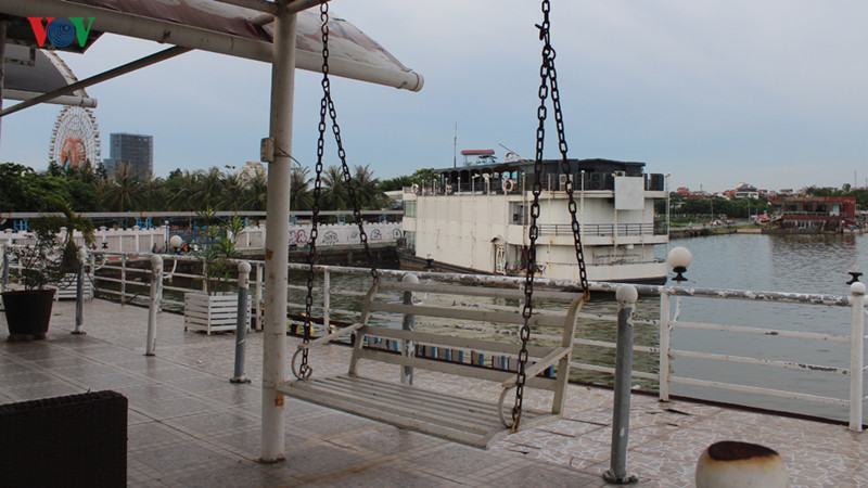 Gần chục thuyền nổi bị bỏ hoang