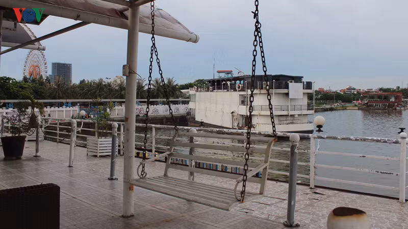 Gần chục thuyền nổi bị bỏ hoang