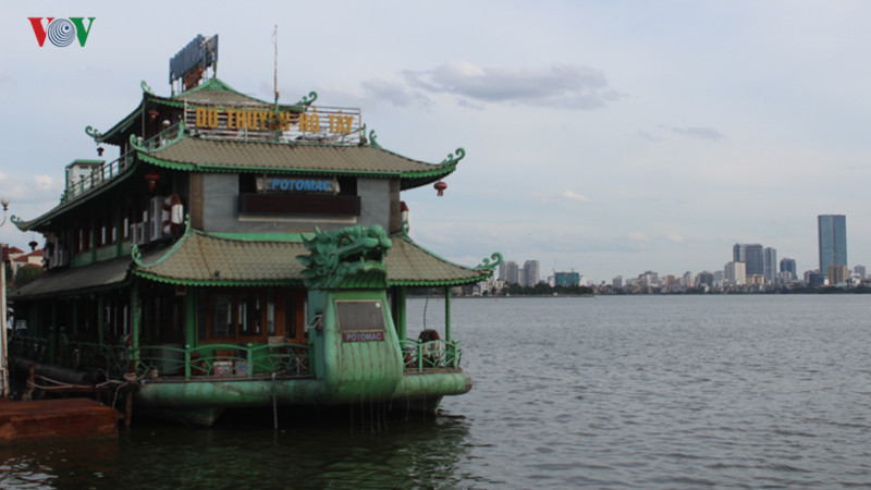 Phía bên kia đường Nhật Chiêu là Công viên nước Hồ Tây luôn đông đúc khách trong dịp hè.