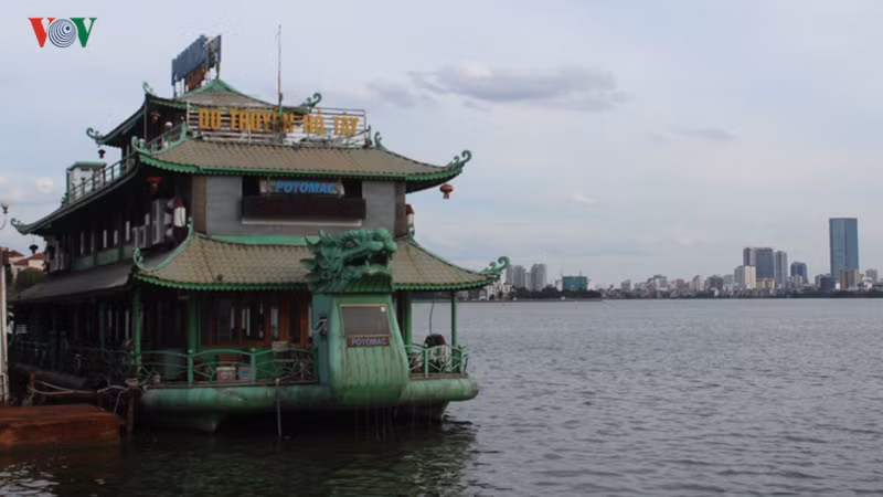 Phía bên kia đường Nhật Chiêu là Công viên nước Hồ Tây luôn đông đúc khách trong dịp hè.