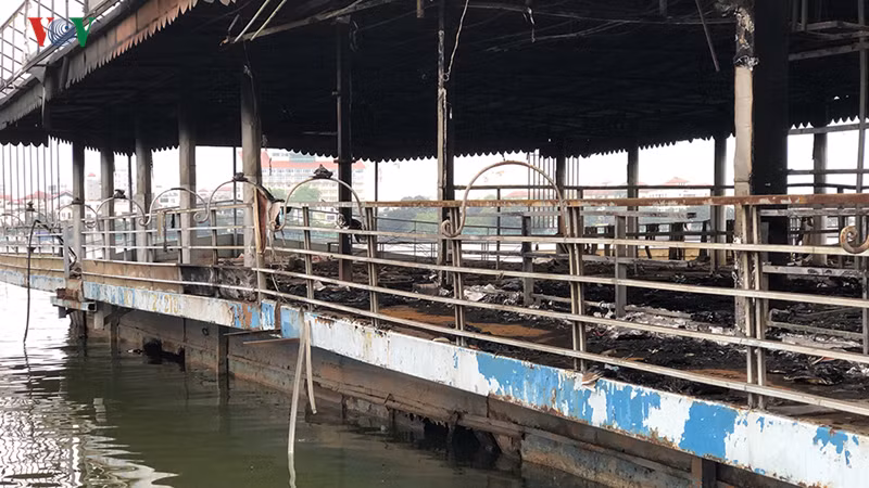 Lực lượng chữa cháy phải mất 40 phút mới dập được lửa.