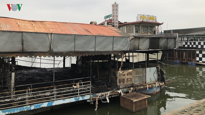 Thuyển nổi trơ khung sắt.