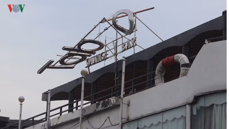 Trong khi mỗi ngày doanh nghiệp phải trả lãi ngân hàng và xót xa nhìn tài sản dần thành đống sắt vụn. Chỉ sau một chủ trương không rõ đầu rõ cuối của thành phố đã khiến nhiều chủ doanh nghiệp rơi vào cảnh nợ nần, nguy cơ phá sản.